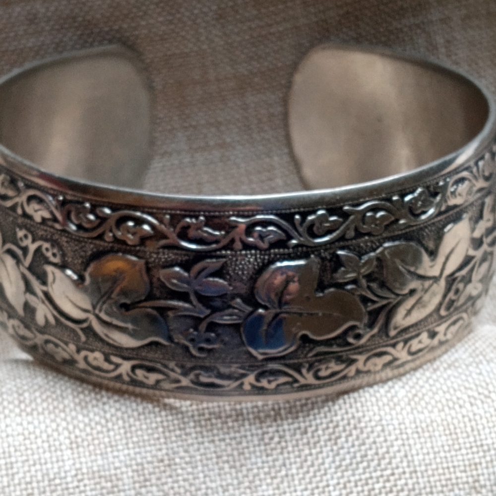 Vintage Silver Tone Leaf/Ivy Etched Cuff Bracelet